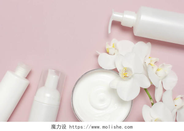 打开容器与奶油化妆品瓶容器白色法兰花在粉红色背景平躺顶视图